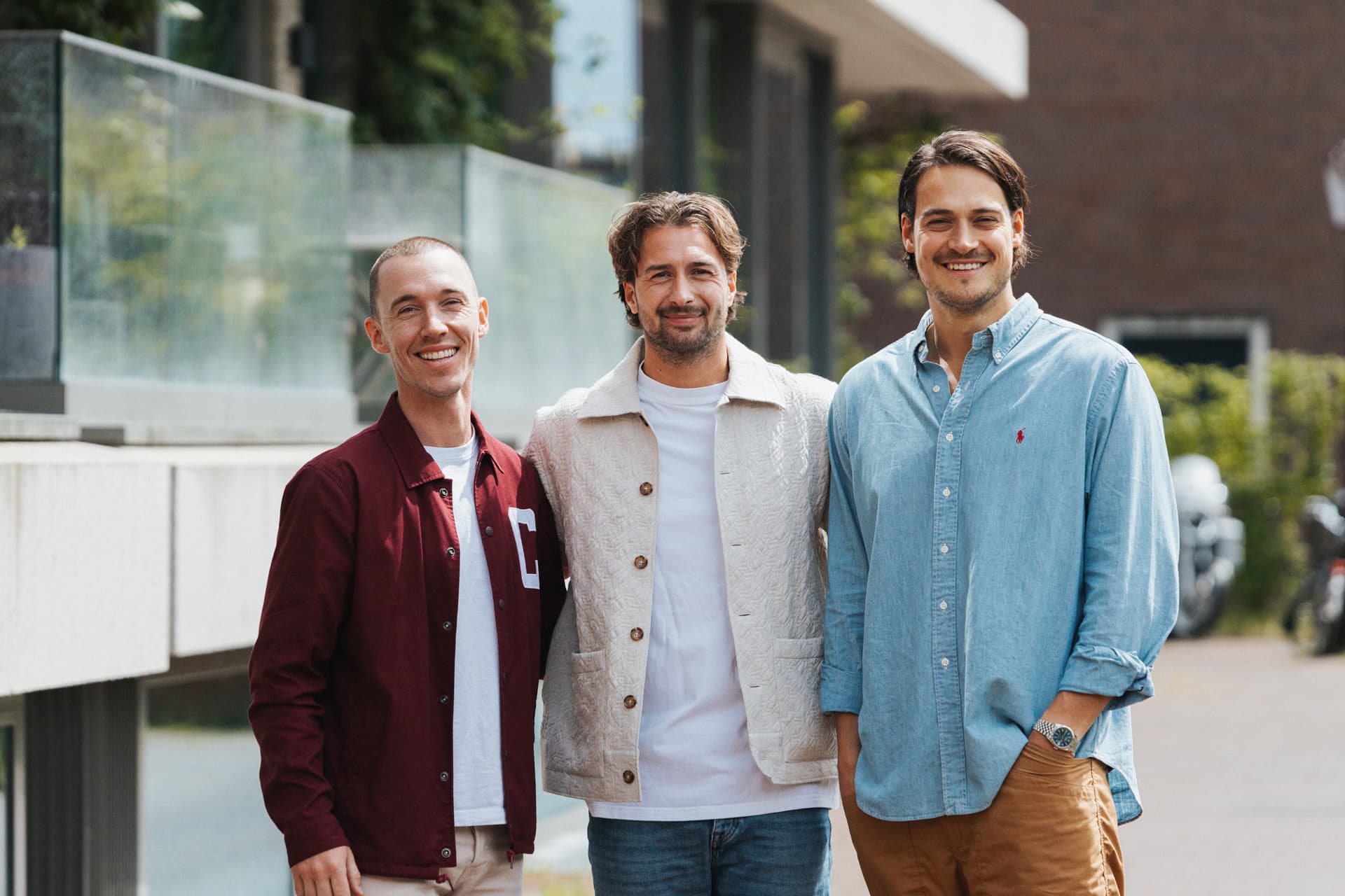 Het team van Enlace voor het kantoor in Amsterdam
