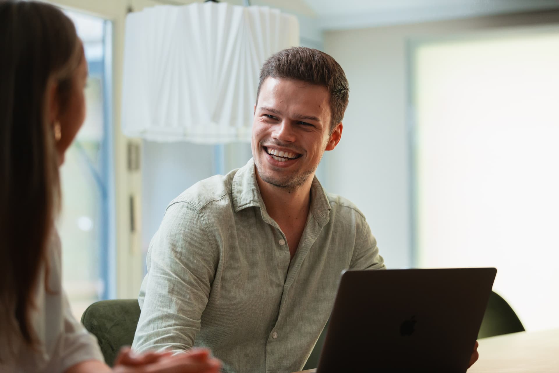 Consultant in gesprek met een marketingkandidaat
